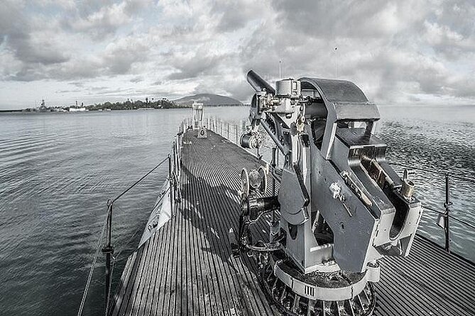 Battleships of WWII at Pearl Harbor from Waikiki - Punchbowl (National Memorial Cemetery of the Pacific): views from an extinct volcano