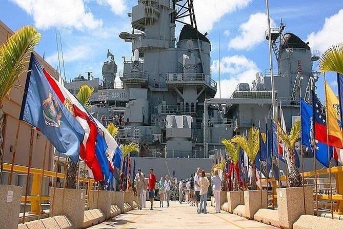 Battleships of WWII at Pearl Harbor from Waikiki - USS Arizona Memorial: what you should focus on when it’s quiet