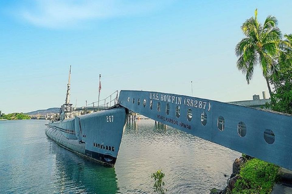 From Waikiki: USS Arizona Memorial and Honolulu City Tour - King Kamehameha and Aliʻiolani Hale: the downtown story in two snapshots