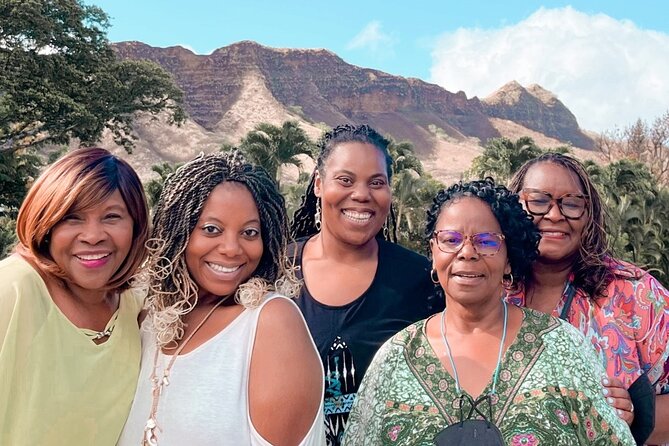 Full Day Private Customized Sightseeing Tour in Oahu Hawaii - North Shore icons: Pipeline Beach, Hale‘iwa shopping, and beach-watching breaks