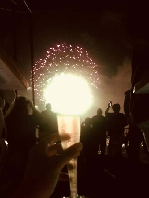 Honolulu: 1-Hour Friday Night Fireworks Cruise with Drinks - The Hilton Fireworks From the Sea: The Main Event