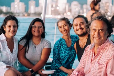 Honolulu: Friday Night Fireworks Cruise with Music - The one-hour rhythm: what happens during the cruise