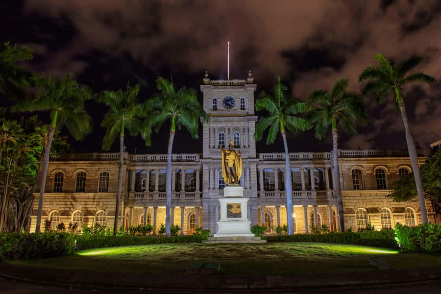 Honolulu Haunts: Ghosts and Spirits Walking Tour - Iolani Palace at Night: Royal Legends, Real Streets