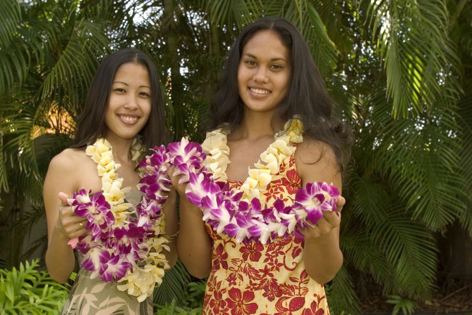 Honolulu Honeymoon Airport Lei Greeting - First Steps at HNL: The Lei Greeting at Baggage Claim in 20 Minutes