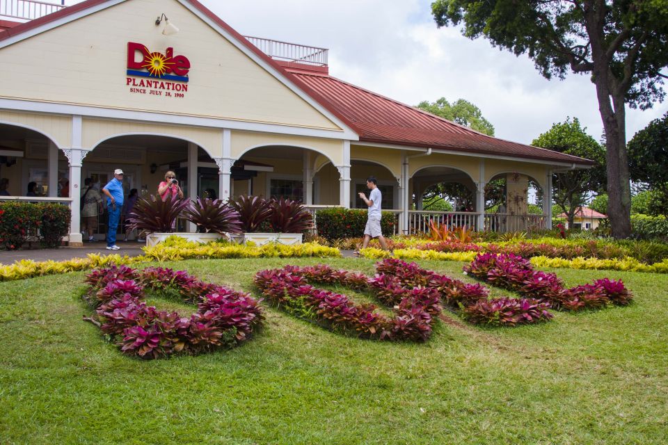 Honolulu: Oahu Island Highlights Tour with Multiple Stops - Waimānalo Town and the Nu‘uanu Pali: Real Local Texture and Sweeping Views