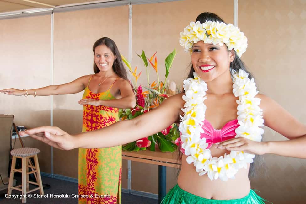 Honolulu: Pacific Star Sunset Buffet and Show - Entering Pier 8: what to do before the ship leaves