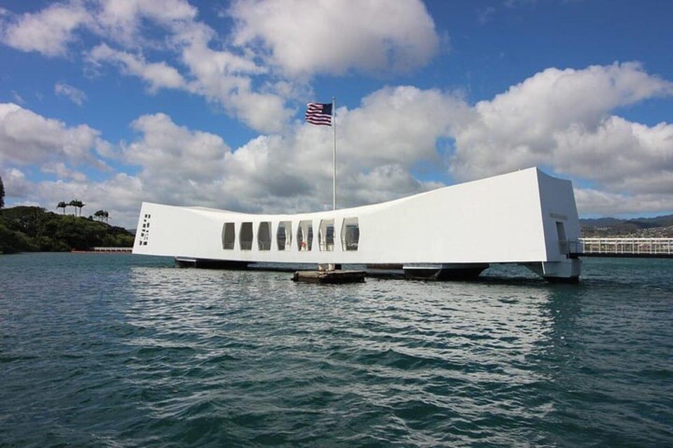 Honolulu: Pearl Harbor USS Arizona Memorial Tour - How the Guide Makes History Stick (Finney, Charlie, and More)