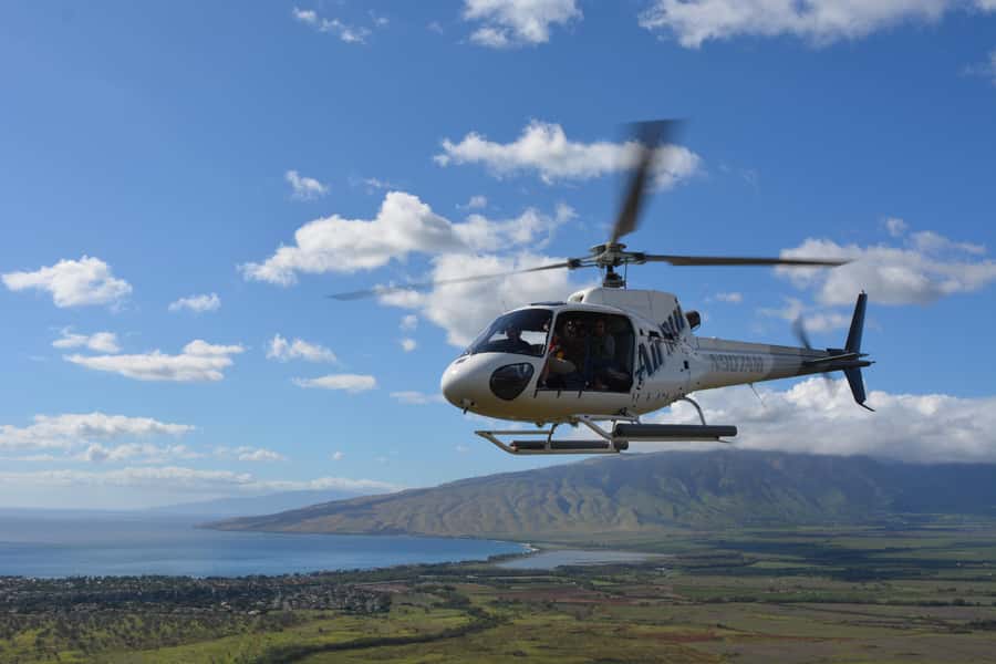 Kahului: Doors-off West Maui and Molokai Helicopter Tour - West Maui Mountains from above: rainforest and coastline in motion