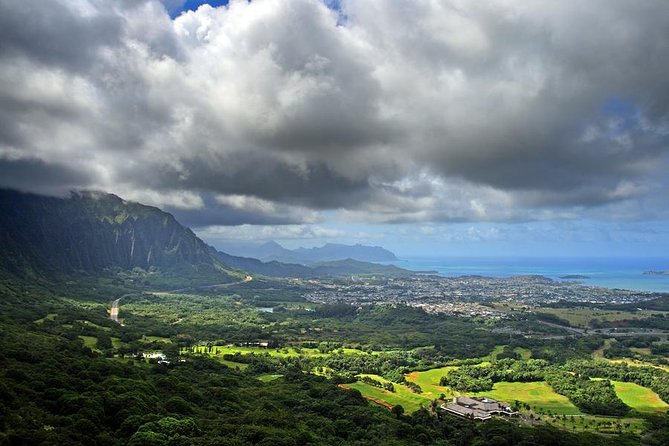 Majestic Circle Island Tour with Lunch - Waimea Valley and the 45-Foot Waterfall Swim Option