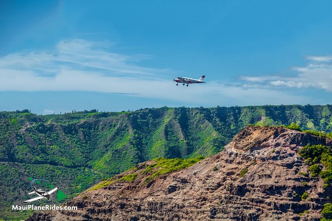 Maui <em>PRIVATE</em> Air Tour: Aquamarine & Emerald Dream: (2-5 People) – Key Highlights Worth Booking’ /></p>
<ul>
<li><strong>Private group of up to 5 people</strong> for a calmer, more flexible feel in the air</li>
<li><strong>Molokini Crater from a cabin window</strong> with aquamarine and turquoise tones that show best from above</li>
<li><strong>Nakalele Blowhole aerial pass</strong> where you can understand how ocean energy throws seawater upward</li>
<li><strong>Haleakala lava fields + Hana Highway waterfalls</strong> in one tight circuit</li>
<li><strong>Headsets + live commentary</strong> so you can actually hear the story behind each view</li>
<li><strong>VIP access to skip lines</strong> to start flying with less waiting</li>
</ul>
<h2 id="getting-set-up-at-maui-plane-rides-in-kahului">Getting Set Up at Maui Plane Rides in Kahului</h2>
<p><img width="669" height="446" decoding="async" src=