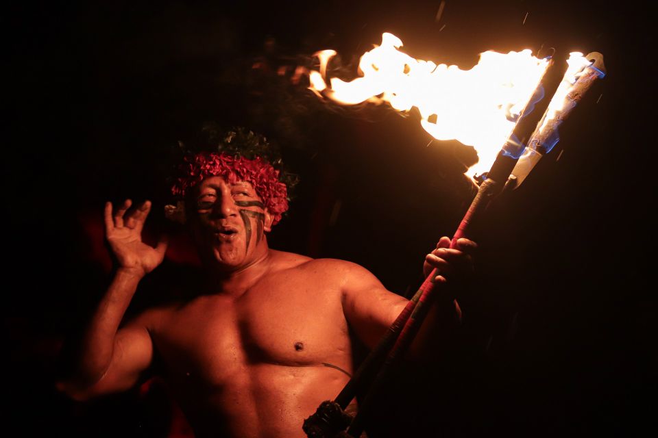 Oahu: Chief's Luau Dinner Show - Lei greeting and the imu ceremony: the start of the island story