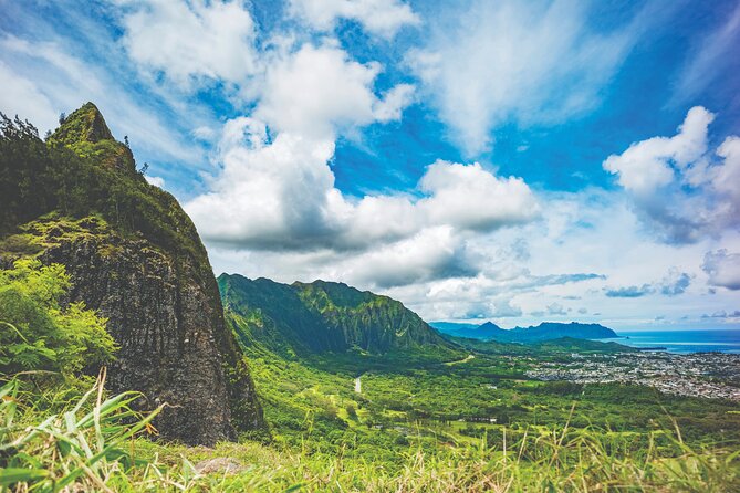 Oahu Deluxe Grand Circle Island Tour - Diamond Head, Kahala Estates, and the Halona Blowhole Moment