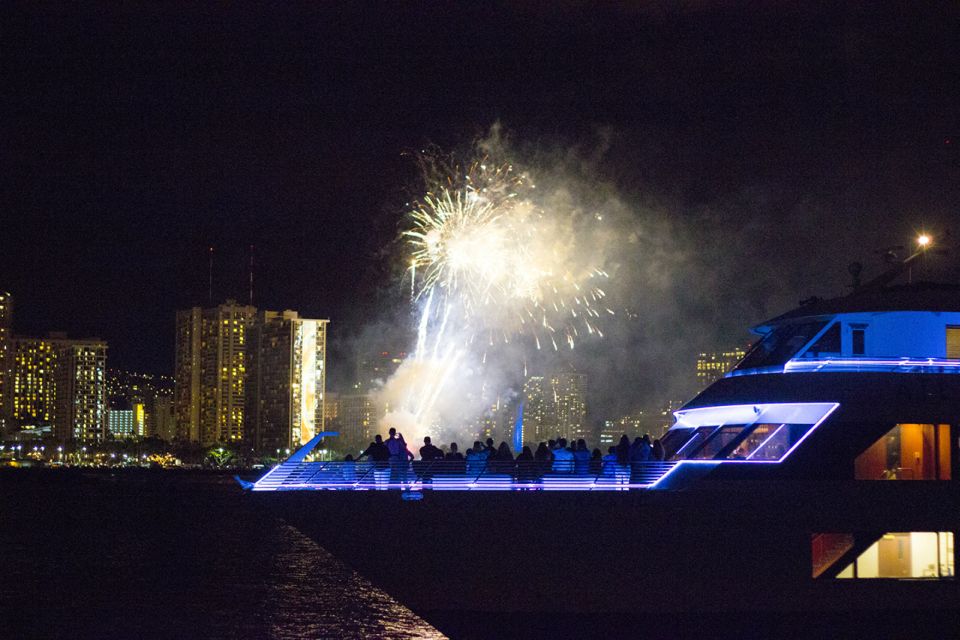 Oahu: Friday Night Fireworks Cocktail Cruise - Cocktails and snacks: what’s included vs. what costs extra