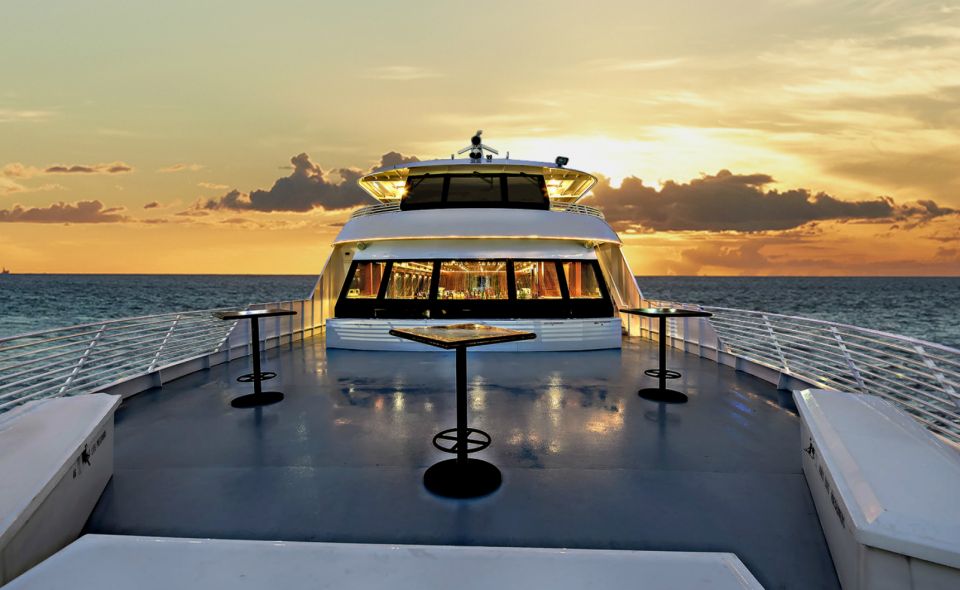 Oahu: Friday Night Fireworks Cocktail Cruise - 90 minutes on the water: what you actually do onboard