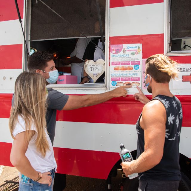 Oahu: Full-Day Guided Hawaiian Food and Photo Tour - Plate lunch at Ono Steaks and Shrimp Shack: the classic moment