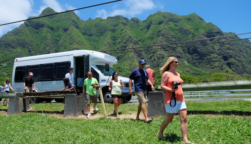 Oahu Hidden Gems & Waimea Botanical Garden/Waterfall tour - Lunch at a Hawaiian-owned restaurant: plan your cash and your pace