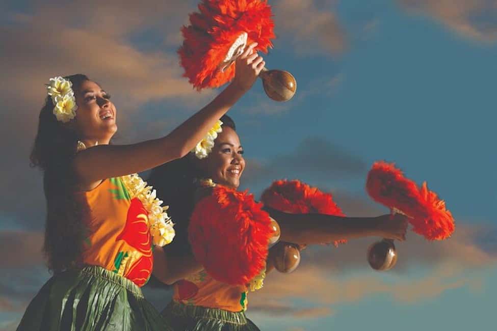 Oahu: Hilton Waikiki Starlight Luau - Group hula lesson: a quick hands-on culture moment