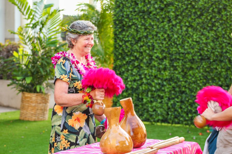 Oahu: Ka Moana Luau Dinner and Show at Aloha Tower - Drinks and the bar scene: what’s included vs what costs extra