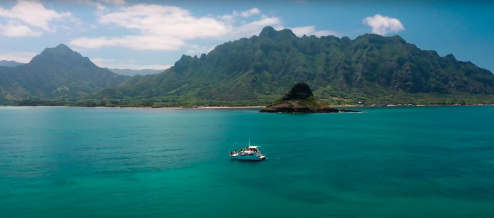 Oahu: Molii Fishpond and Kaneohe Bay Catamaran Tour - Secret Island and the catamaran board: when the mood shifts
