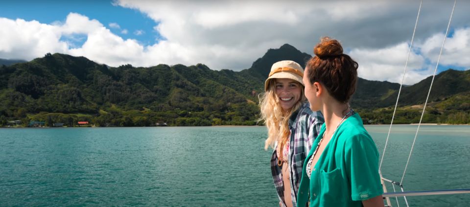 Oahu: Molii Fishpond and Kaneohe Bay Catamaran Tour - Getting on the catamaran: the main physical requirement