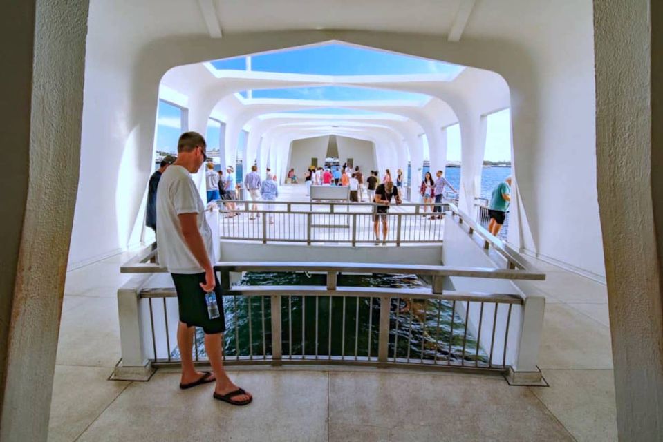 Oahu: Pearl Harbor Battleship Tour - Punchbowl, Cemetery of the Pacific, and downtown Honolulu stops