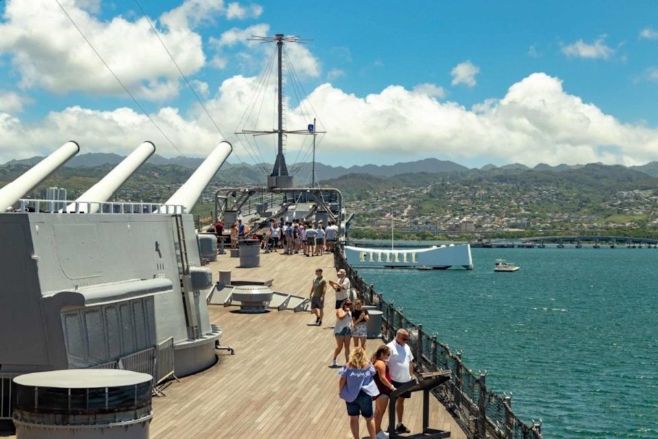 Oahu: Pearl Harbor Battleships Group Tour - Morning pickup from Waikiki and arrival at the Visitor Center
