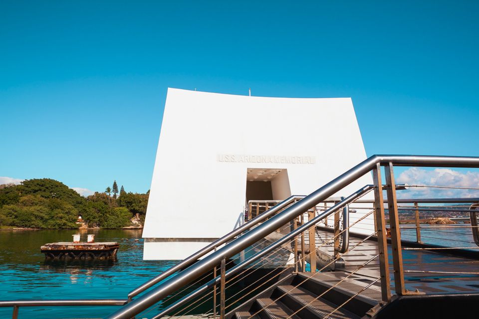 Oahu: Pearl Harbor, USS Arizona, and City Tour - Punchbowl Crater cemetery: paying respects with Honolulu behind you
