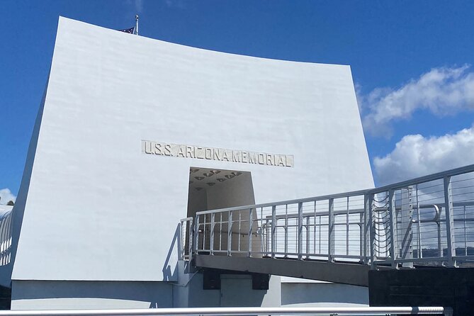 Oahu: Pearl Harbor USS Arizona Memorial Small Group Tour - Downtown Honolulu in 30 Minutes: King Kamehameha and Iolani Palace Grounds