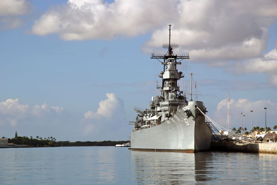 Oahu: Pearl Harbor, USS Arizona, Might Mo, & Honolulu Tour - Getting picked up in Waikiki and heading out to Pearl Harbor