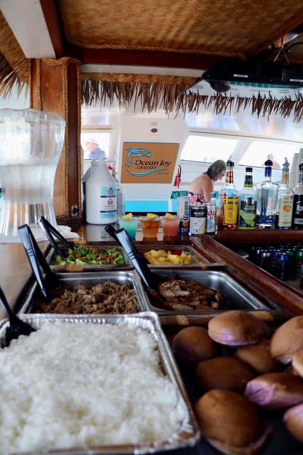 Oahu: Snorkeling & Dolphin Watch Cruise with Hawaiian Buffet - The Hawaiian Buffet and Tiki Bar: Food That Actually Fits the Day