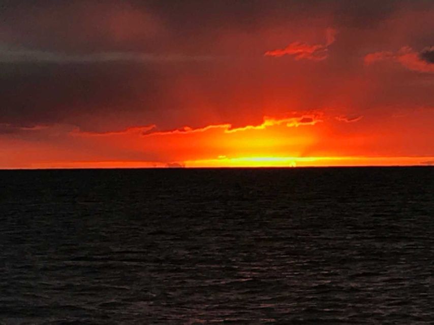 Oahu: Sunset sailing in small intimate groups - Snacks, drinks, and bringing your own food (with one important rule)