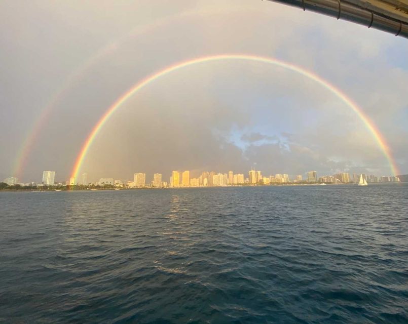 Oahu: Sunset sailing in small intimate groups - What the “small group of 6” changes for you