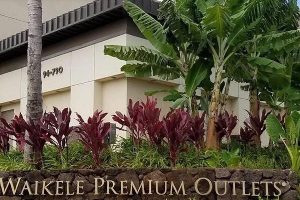 Oahu: Waikele Premium Outlets Roundtrip Bus From Waikiki - The bus ride: comfort, views, and a driver who can make it better