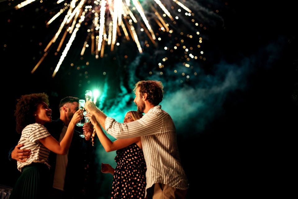 Oahu: Waikiki Friday Fireworks Cruise with Snacks and Drinks - First Steps at Kewalo Basin Harbor: Boarding Without Stress