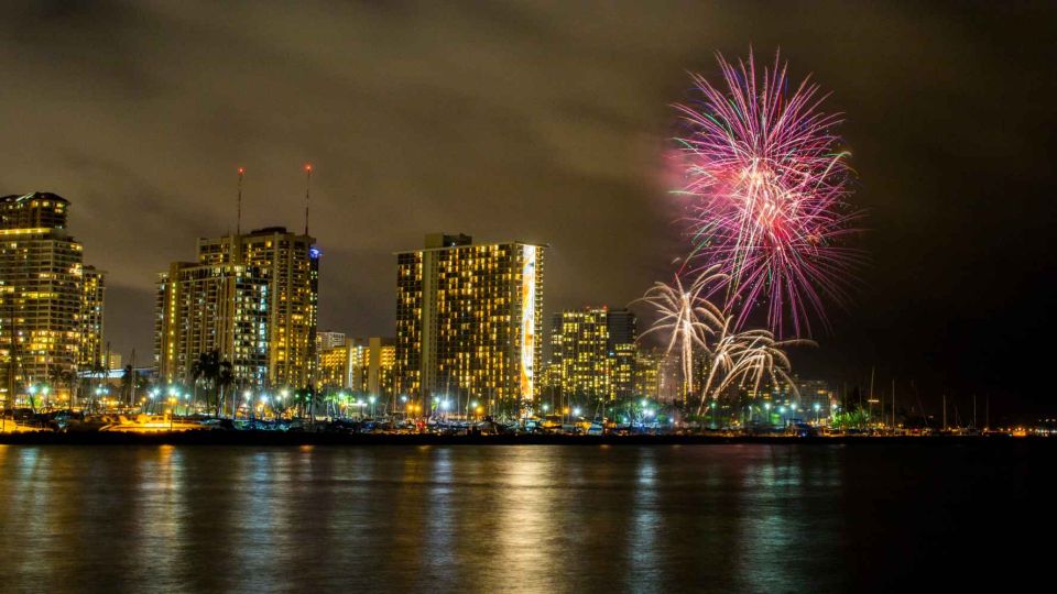 Oahu: Waikiki Friday Fireworks Cruise with Snacks and Drinks - How the Friday Fireworks Experience Really Works