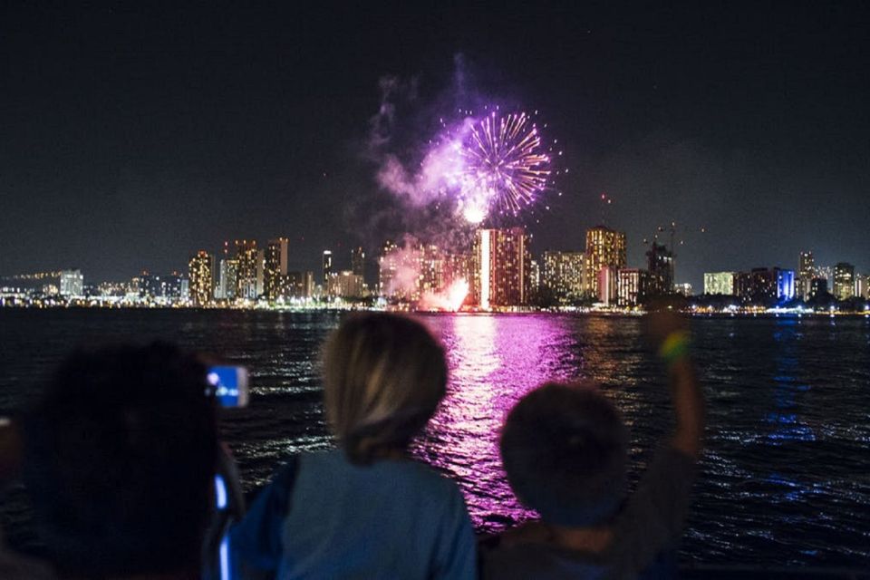 Oahu: Waikiki Friday Night Fireworks Cruise - Key things that make this cruise worth your time