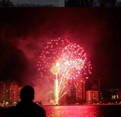 Oahu: Waikiki Friday Night Fireworks Cruise - The fireworks moment: the Hilton Hawaiian Village show from the water