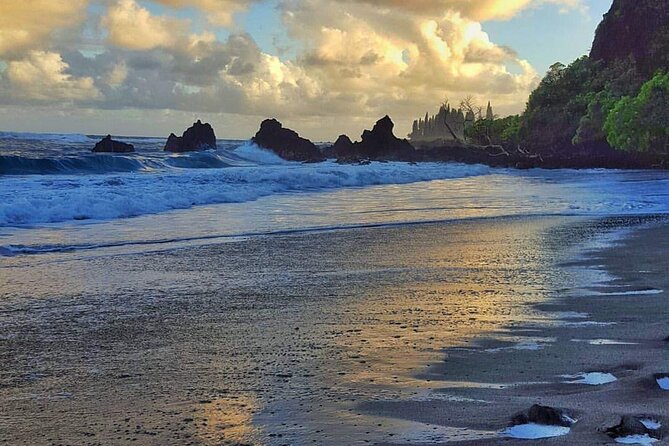 Private Full Day Hana Jeep Tour - Stop 1: Ho‘okipa Beach Park for surf energy and a clean ocean view