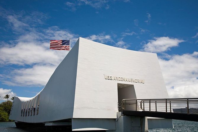 WWII Pearl Harbor Heroes Deluxe Tour - Waikiki Pickup, Mobile Tickets, and the No-Bags Reality